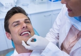 
Restauramos la funcionalidad y estética de tu boca con prótesis, coronas y tratamientos integrales. Tu nueva sonrisa empieza aquí, con calidad garantizada.
